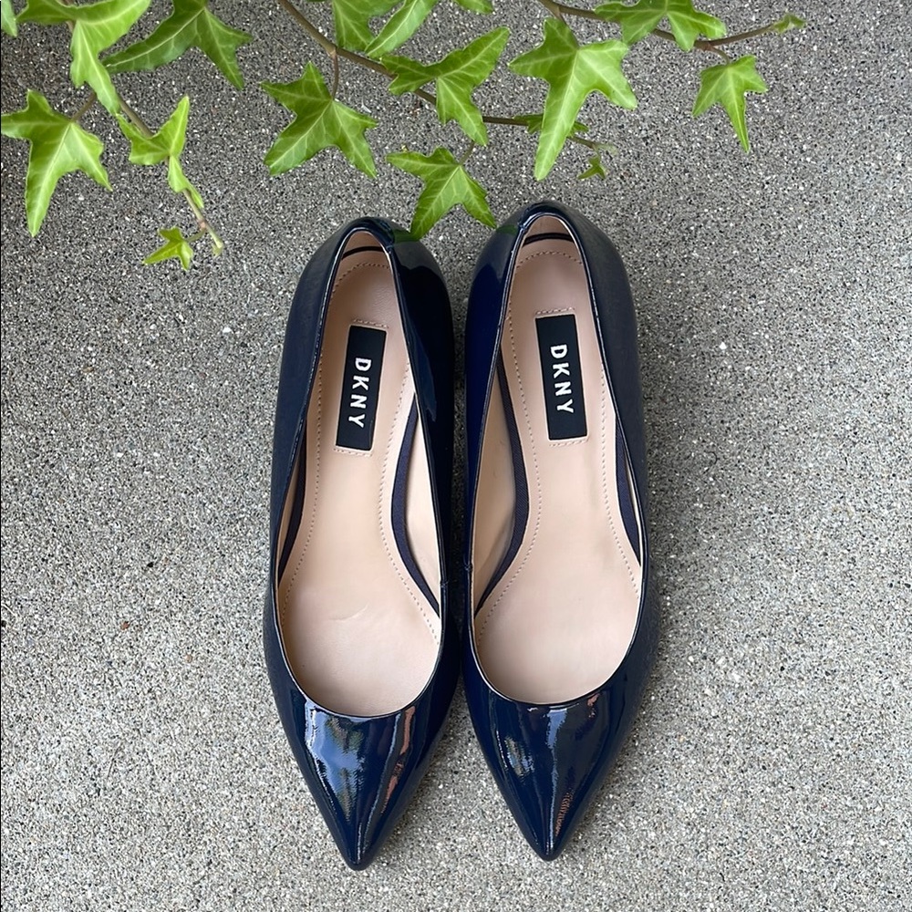 NWOB DKNY Navy Patent Leather Heels Sz 6